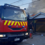 Incendio en población Nivequetén deja una casa destruida y dos viviendas con daños parciales.